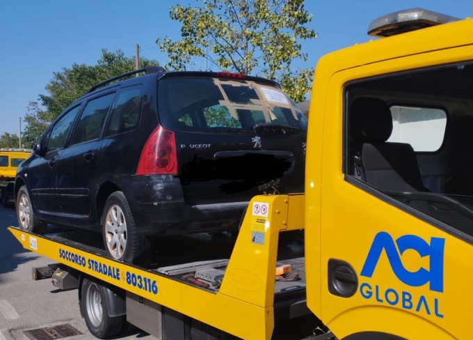 Rimosse due auto abbandonate a Brugherio, una è di un cittadino che abita a 300 chilometri di distanza