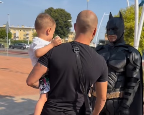 Batman a Pioltello per incontrare il piccolo Gabriel