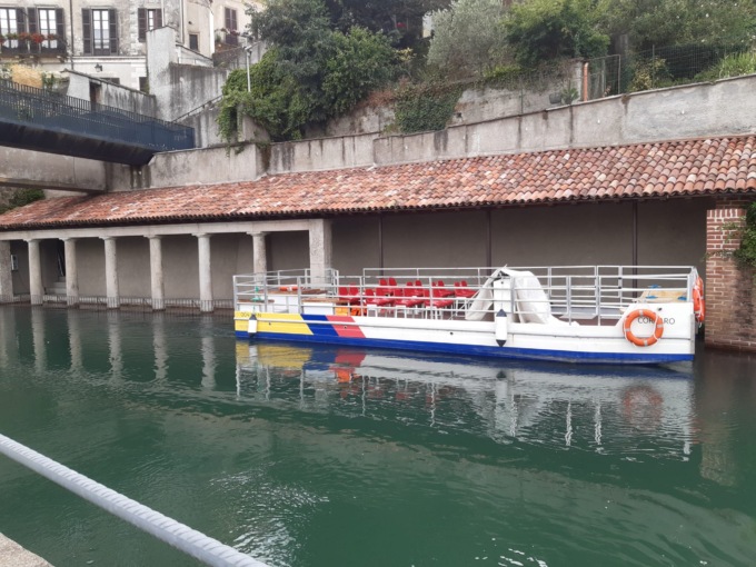 Vaprio: la gita in battello è troppo cara, costa meno navigare a Parigi bevendo Champagne