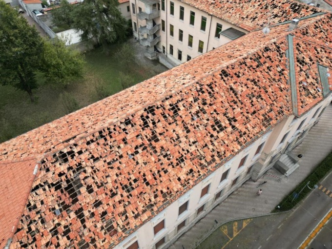 Il tetto della De Amicis di Melzo è da rifare: “Vogliamo riaprire tutti i plessi entro settembre”