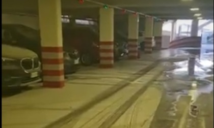 Ignoti scaricano gli estintori nel parcheggio del centro a Cernusco sul Naviglio