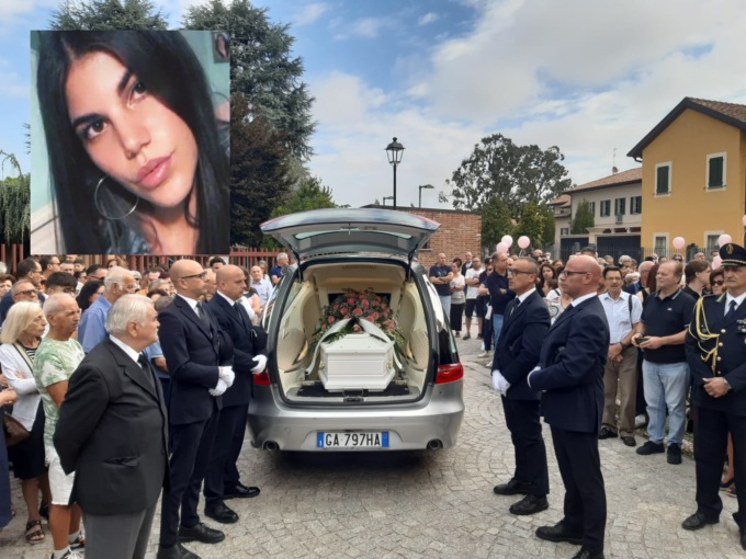Folla commossa a Cologno Monzese per l’addio a Sofia Castelli, uccisa dall’ex fidanzato