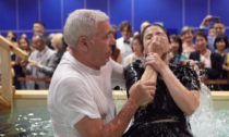 Il battesimo dei nuovi fedeli al congresso dei Testimoni di Geova, tanti dall'Adda Martesana