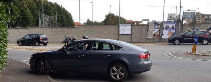 Finiscono contro il marciapiede con l’auto, paura per zia e nipotino a Vaprio