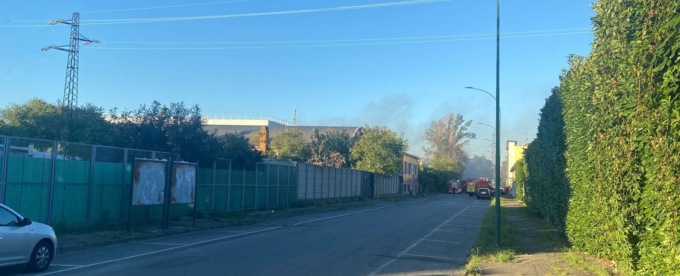 In fiamme un capannone a Cologno: “Tenete le finestre chiuse”