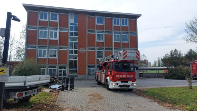 Incendio sul tetto di una scuola a Melzo intervengono i Carabinieri e i pompieri