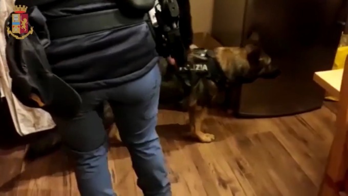 Blitz della Polizia a Limito, due arresti per droga: in casa 130 grammi di coca e 10.500 euro