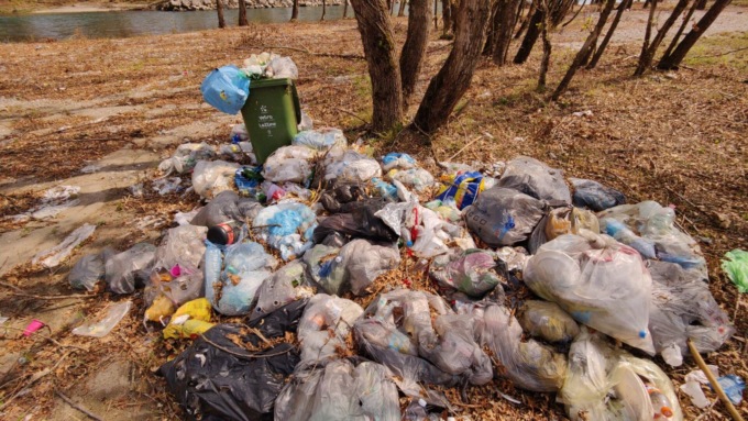 Quintali di rifiuti abbandonati sulle rive dell’Adda: “E adesso chi pulisce?”