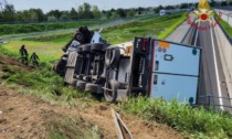 Camion si ribalta lungo la Brebemi