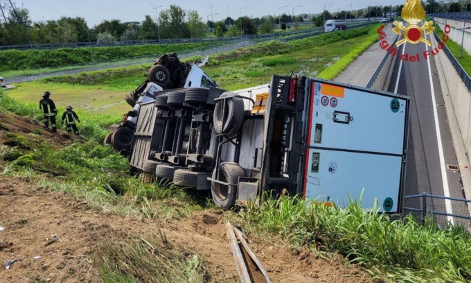 Camion si ribalta lungo la Brebemi