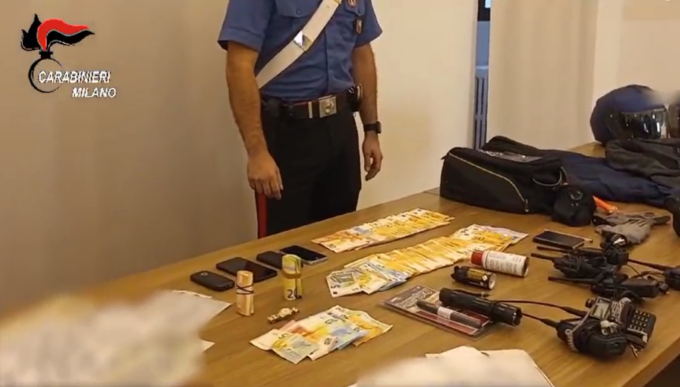 Con il trucco del finto carabiniere truffavano gli anziani: arrestati due uomini