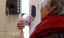 Nonna di 81 anni scongiura un furto in casa... prendendo a botte il ladro