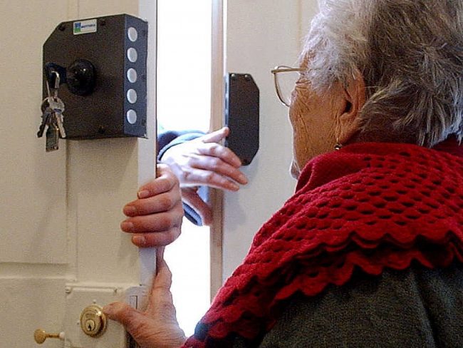 Nonna di 81 anni scongiura un furto in casa… prendendo a botte il ladro