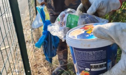 "Dodici mesi a raccogliere rifiuti ed escrementi umani": la protesta dei volontari Wwf di Trezzo