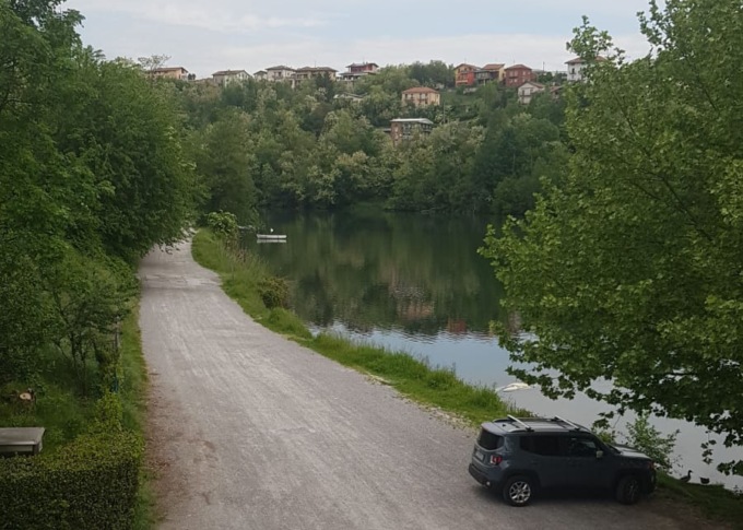 Un gruppo di ragazzi ciechi e ipovedenti lungo il Cammino di Leonardo