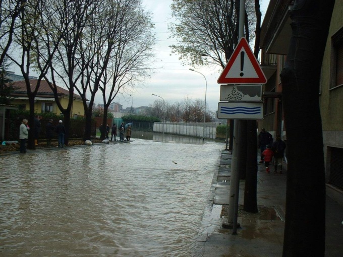 Il fiume in piena si porta via i cortili di due aziende di Cologno Monzese: “Ma in quel punto non si doveva costruire”