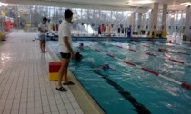 A Cernusco sul Naviglio protesta in piscina: nuotatori sfrattati dall'università