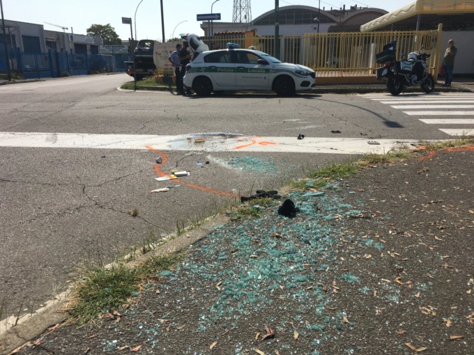 Incidente a Cologno, auto si ribalta e finisce sul marciapiede