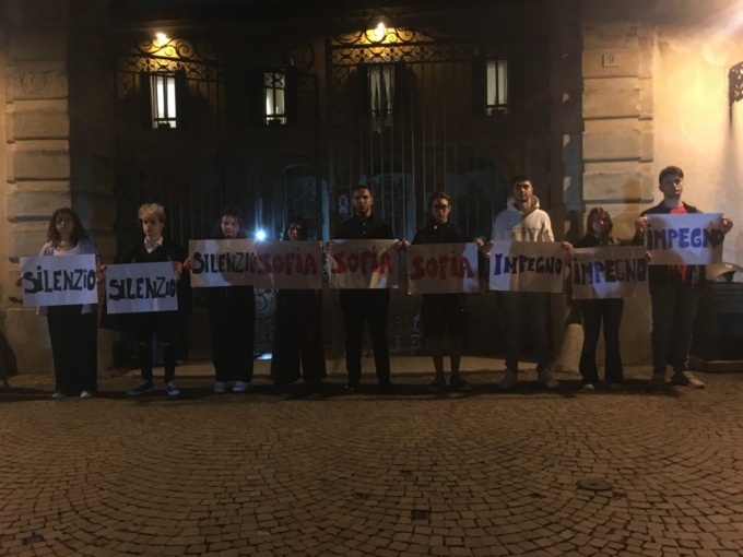 Aspettando l’alba, in trecento davanti al Comune di Cologno Monzese per ricordare Sofia