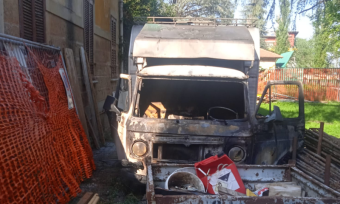 Paura a Melzo: all’accensione, il camper prende fuoco e viene divorato dalle fiamme