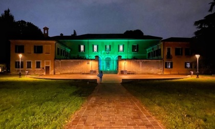 Panchina e facciata del Comune di Cologno Monzese tinte di verde per sostenere la ricerca