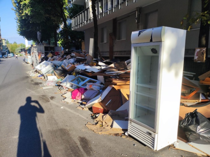 Mezza tonnellata di rifiuti sparsa in 100 metri di strada: intervento straordinario di rimozione