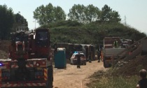 Camion si ribalta in un cantiere a Gessate. Sul posto ambulanza, automedica e Vigili del fuoco
