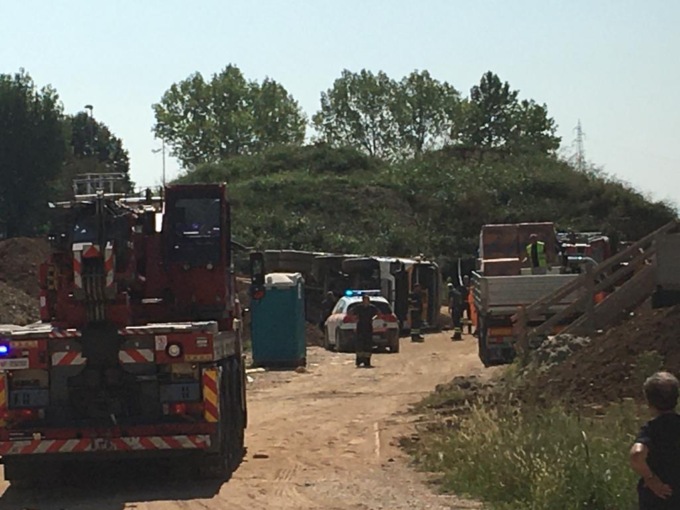 Camion si ribalta in un cantiere a Gessate. Sul posto ambulanza, automedica e Vigili del fuoco