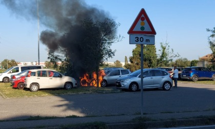 Un'auto prende fuoco nel parcheggio a Cassina de' Pecchi, arrivano i pompieri