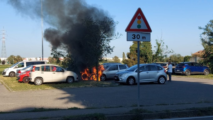 Un’auto prende fuoco nel parcheggio a Cassina de’ Pecchi, arrivano i pompieri