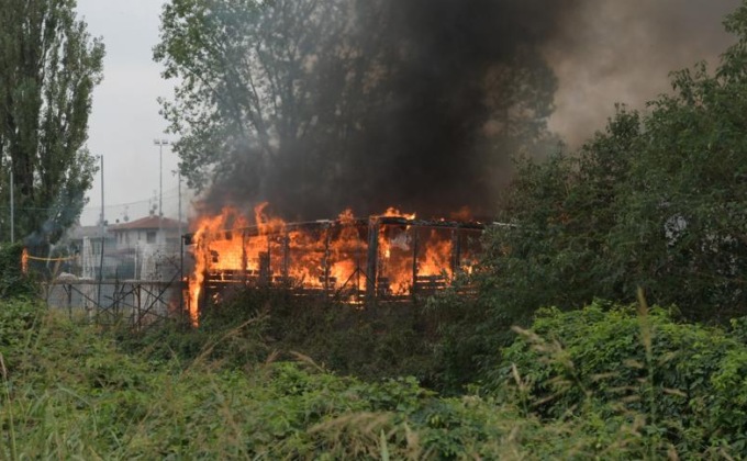Vasto incendio al centro sportivo di Melzo, mobilitazione dei soccorsi
