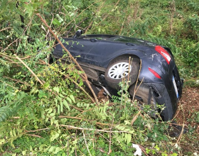 Auto esce di strada e finisce nei campi, attimi di paura a Vimodrone