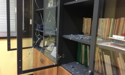 Non c'è pace per la scuola di Brugherio: vandali danno fuoco al laboratorio di informatica