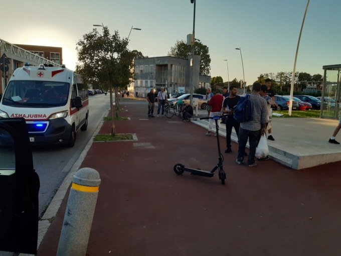 Investito in monopattino mentre attraversava la strada davanti alla stazione di Pioltello