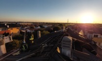 Incendio in un condominio di Gorgonzola: devastato il tetto, ma niente feriti