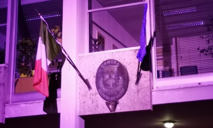 Il Municipio di Cassina de' Pecchi si tinge di rosa: è in prima linea nella guerra al cancro