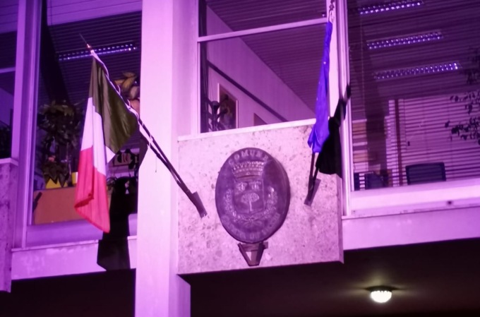 Il Municipio di Cassina de’ Pecchi si tinge di rosa: è in prima linea nella guerra al cancro