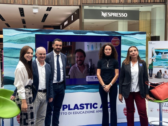 Cinquanta “reperti” di plastica ripescati dal mare in mostra al Carosello