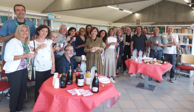 Cologno Monzese saluta la direttrice della biblioteca andata in pensione