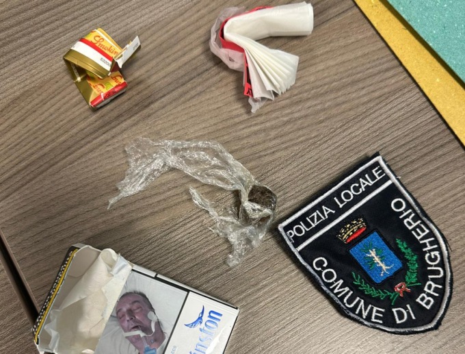 Fermato per un controllo a Brugherio, consegna documenti e… droga