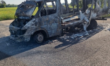 Furgone in fiamme a Cambiago, conducenti salvi per miracolo