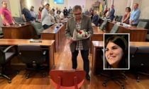 Un mazzo di fiori adagiato sulla sedia rossa per il femminicidio di Sofia