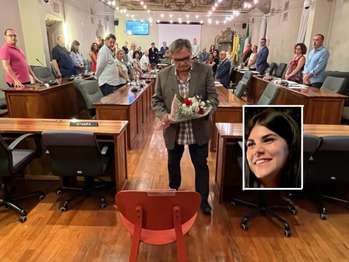 Un mazzo di fiori adagiato sulla sedia rossa per il femminicidio di Sofia