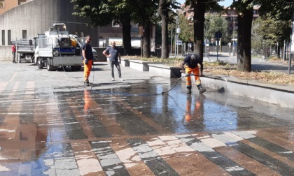 Gorgonzola: pulizia straordinaria per sedute e il monumento in piazza De Gasperi