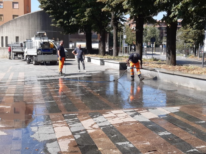 Gorgonzola: pulizia straordinaria per sedute e il monumento in piazza De Gasperi