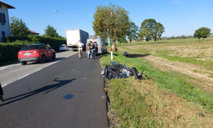 Motociclista travolto da un furgone lungo la Sp 11, ferito un 63enne di Vaprio