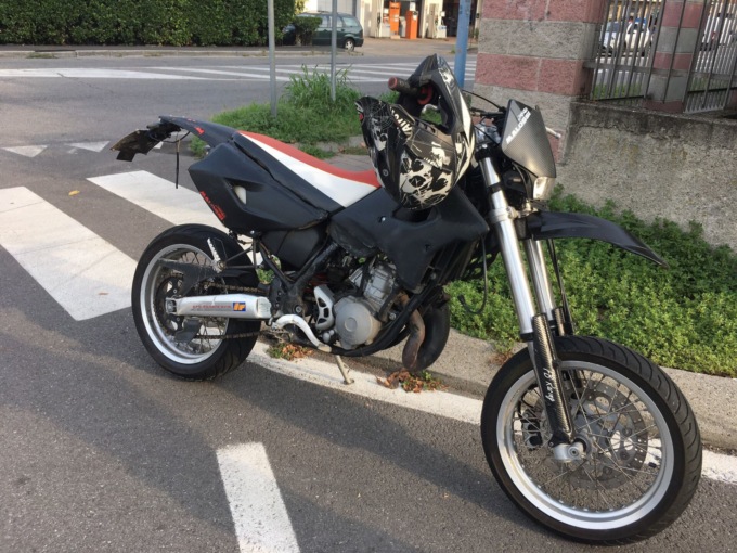 Scontro fra un’auto e una moto a Brugherio, 22enne finisce in ospedale