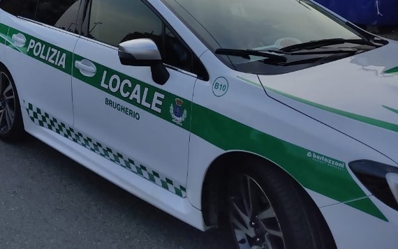 Brugherio, sposta l’auto in divieto ma ha bevuto: patente ritirata