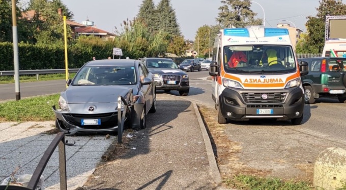 Impressionante incidente tra due auto a Pozzo d’Adda, coinvolti anche due bambini