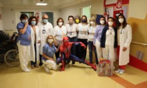 Spiderman in visita ai bambini ricoverati agli ospedali di Melzo e Cernusco